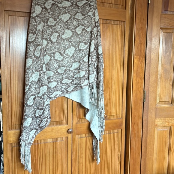 Shawl - Picture 1 of 4